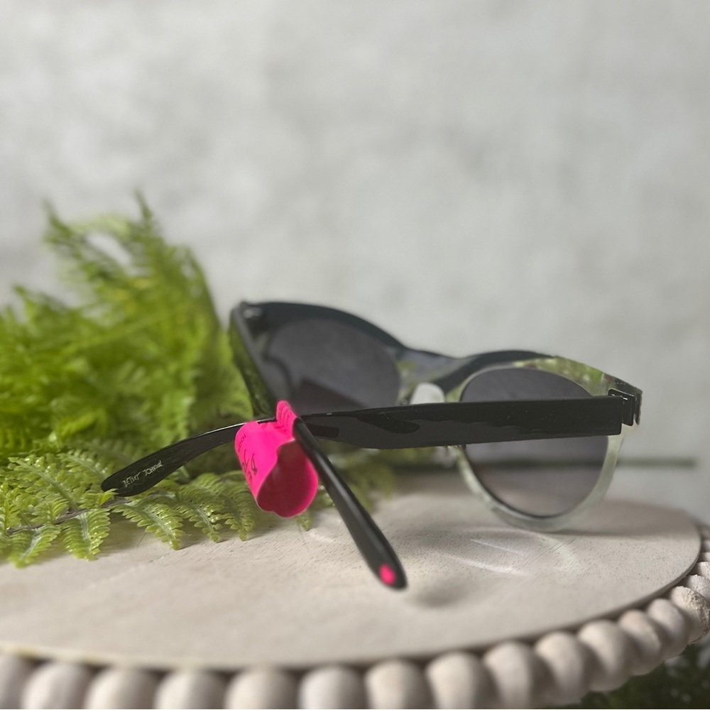 NEW! Betsey Johnson star cat eye sunglasses - Picture 2 of 3